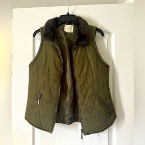 New, hardly been worn. Great for a date night or just a cute brunch dress up!